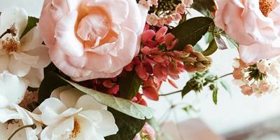 pexels-secret-garden-333350-2879821.jpg-gift